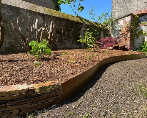 Aménagement de jardin à Liré pierres sèches et acier Corten